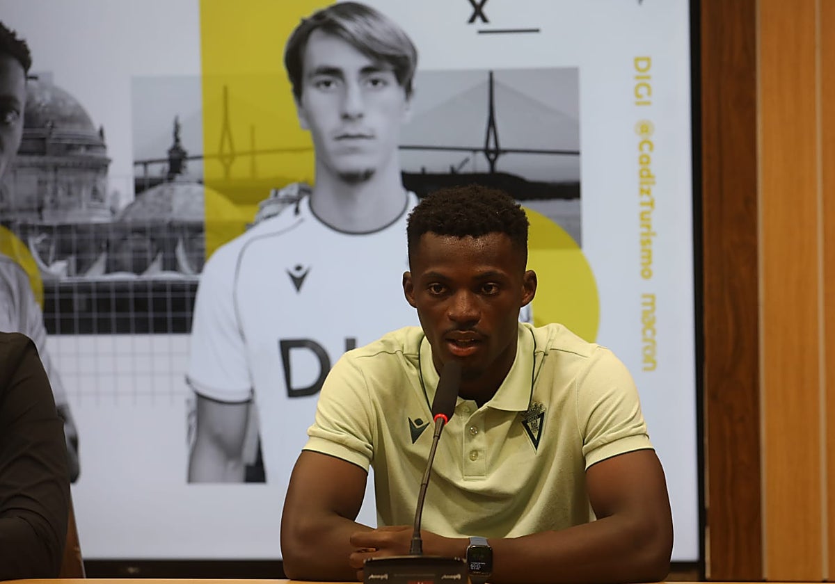 Isaac Obeng durante su presentación con el Cádiz CF.
