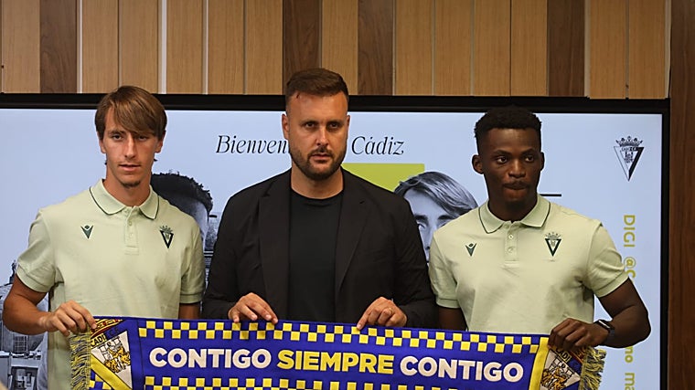 David García e Isaac Obeng junto a Juan Cala en la presentación.