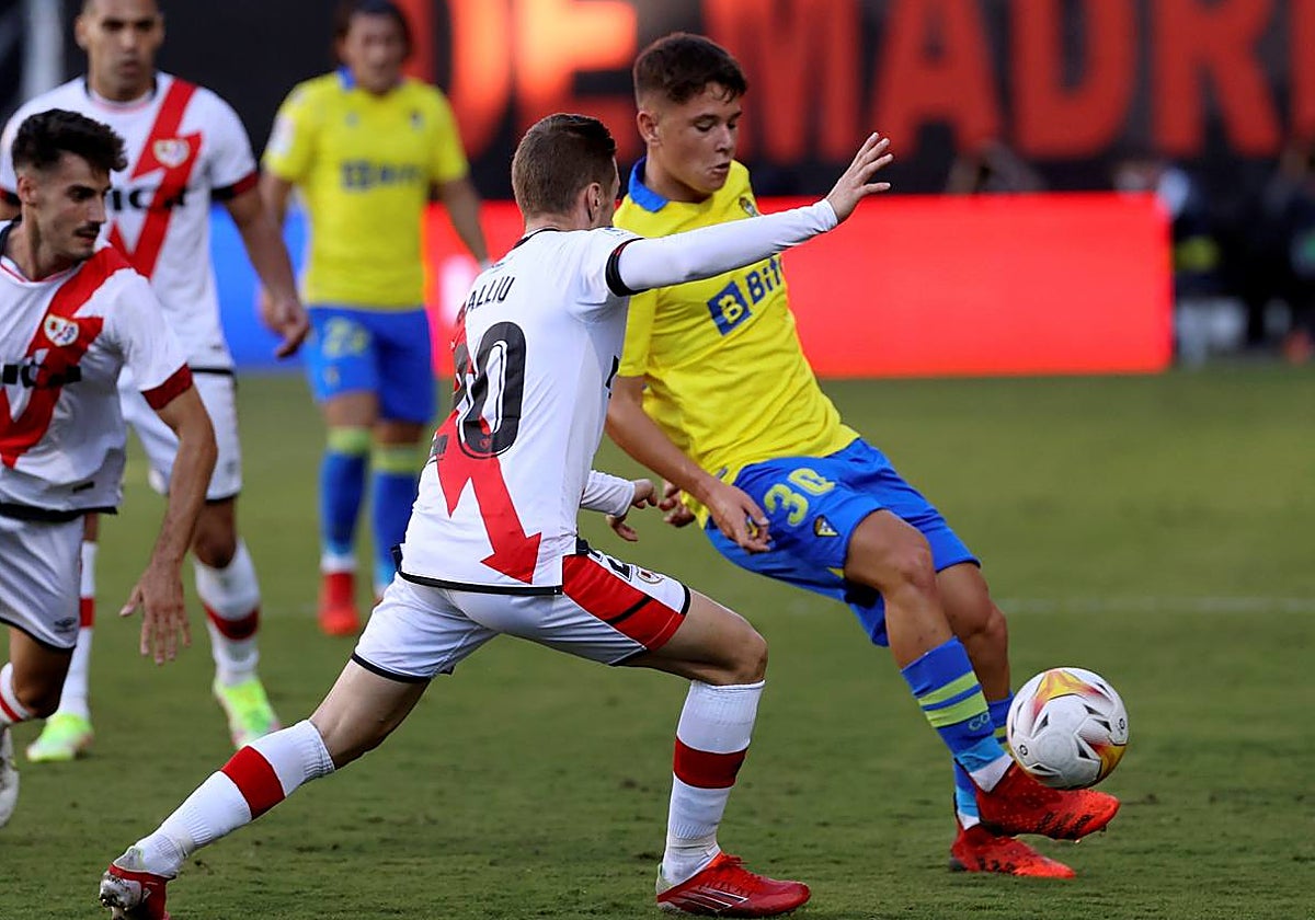 Álvaro Bastida jugando con el Cádiz CF en Primera.