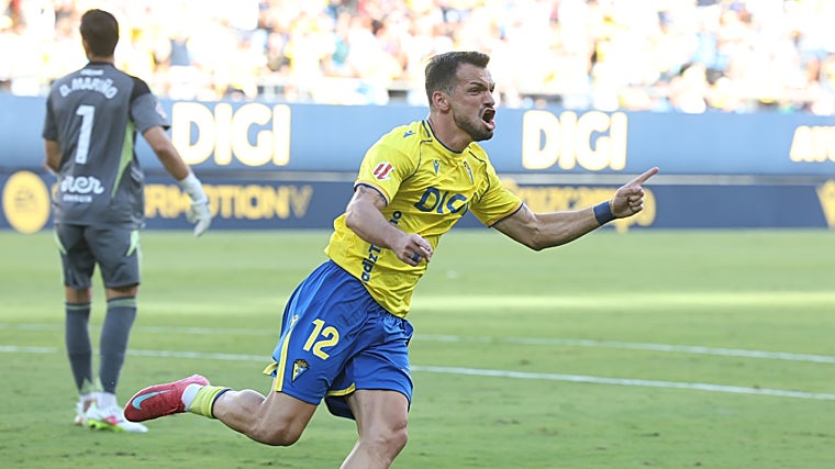 Iuri Tabatadze celebra su primer gol con el Cádiz CF en un soñado estreno.
