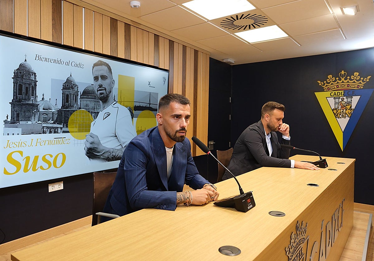 Suso durante su presentación junto a Juan Cala.