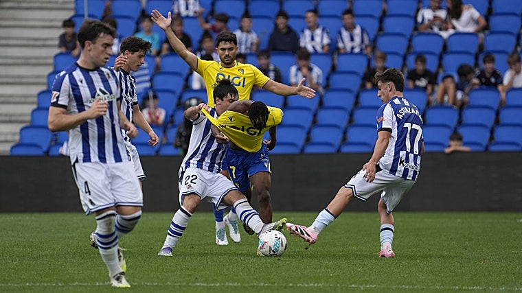 Efe Aghama se estrenó con éxito en el Cádiz CF.