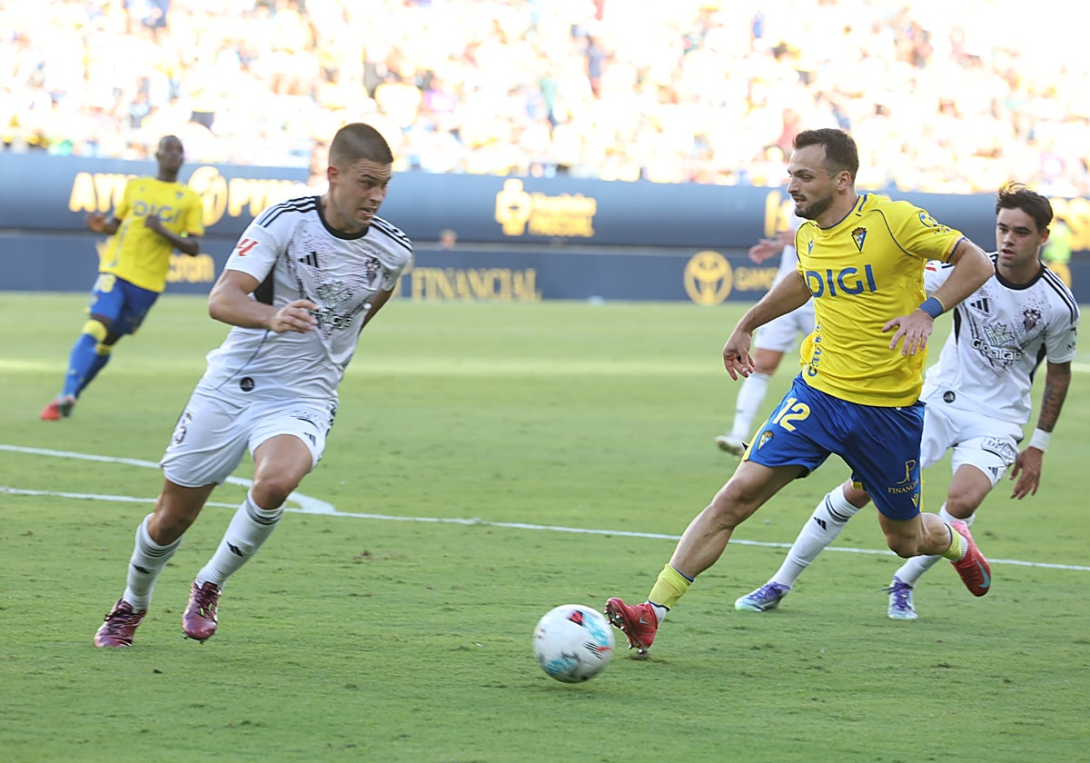 Iuri Tabatadze busca un sitio en el once titular del Cádiz CF.