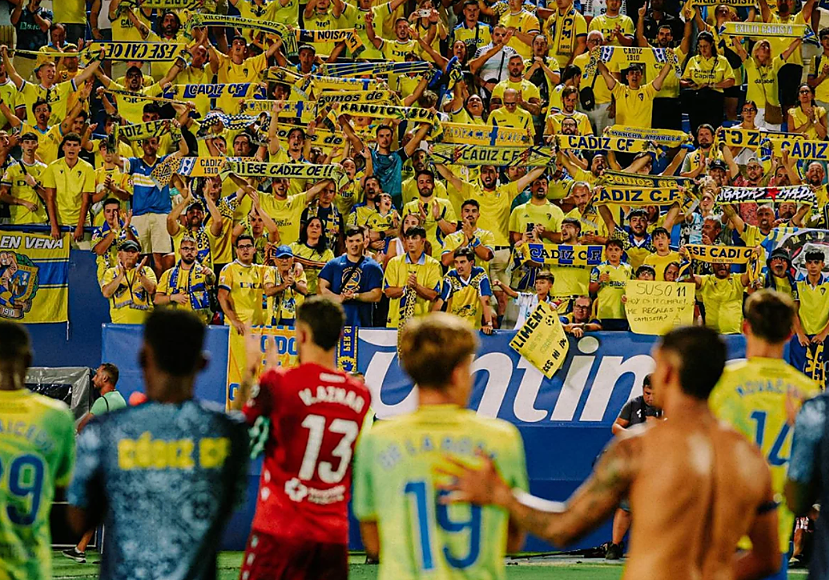 Los jugadores saludan a la afición desplazada a Butarque