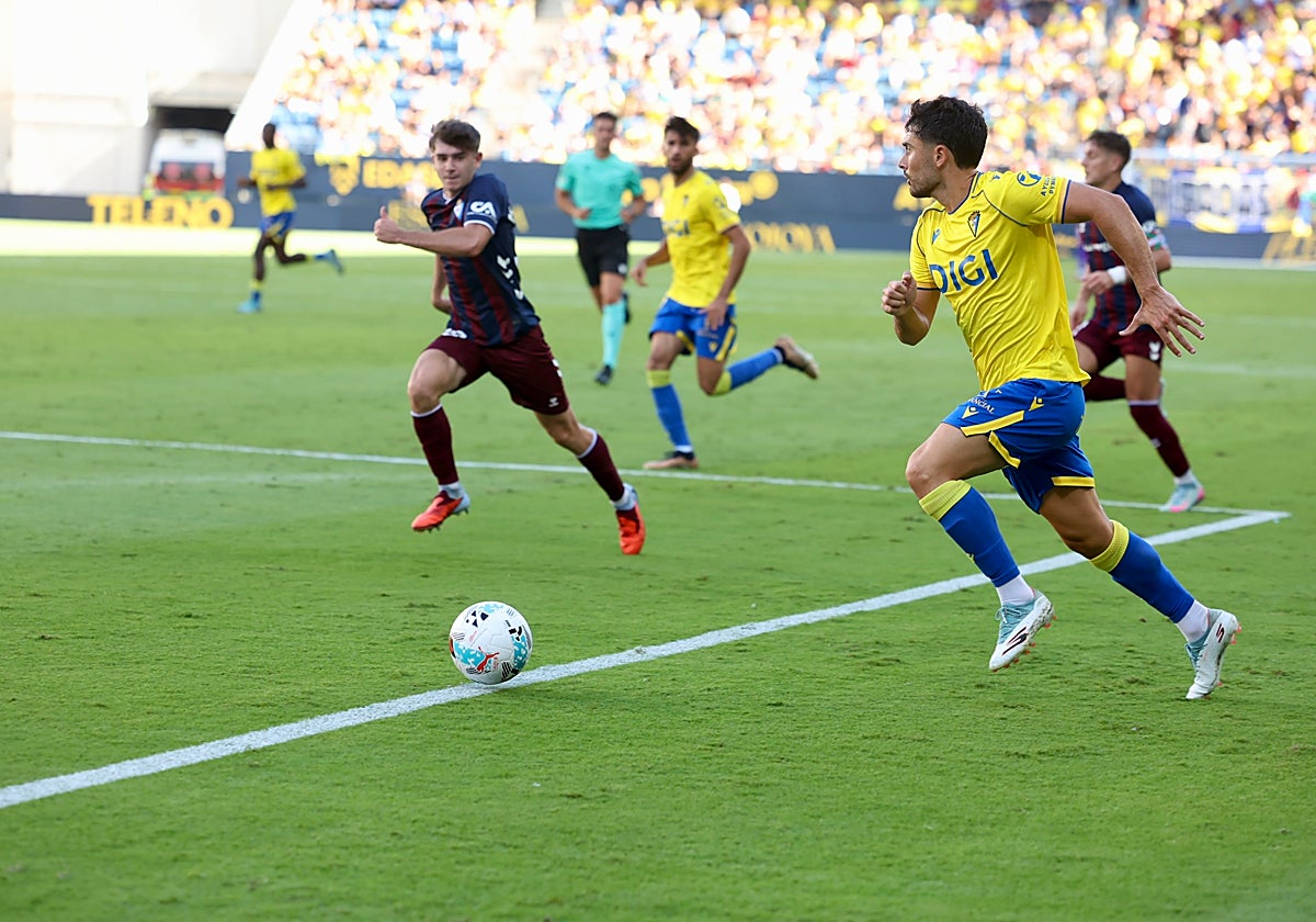 Sergio Ortuño llega a línea de fondo durante el Cádiz - Eibar