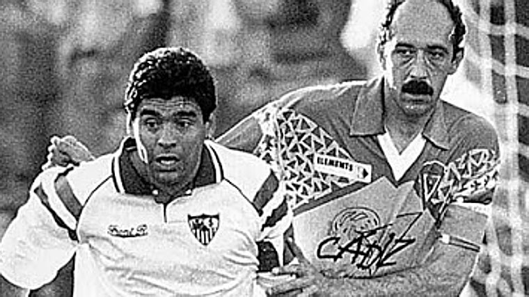 Carmelo Navarro junto a Diego Armando Maradona en un Cádiz - Sevilla.