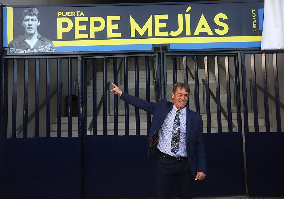 Pepe Mejías, en febrero del 19., inaugurando su puerta.