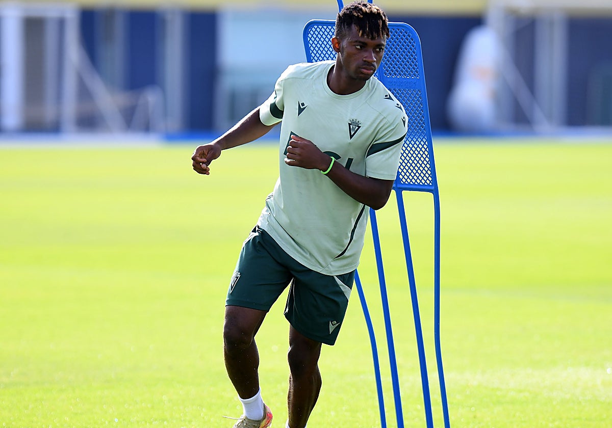 Efe Aghama disfrutará de su primera titularidad en el Cádiz