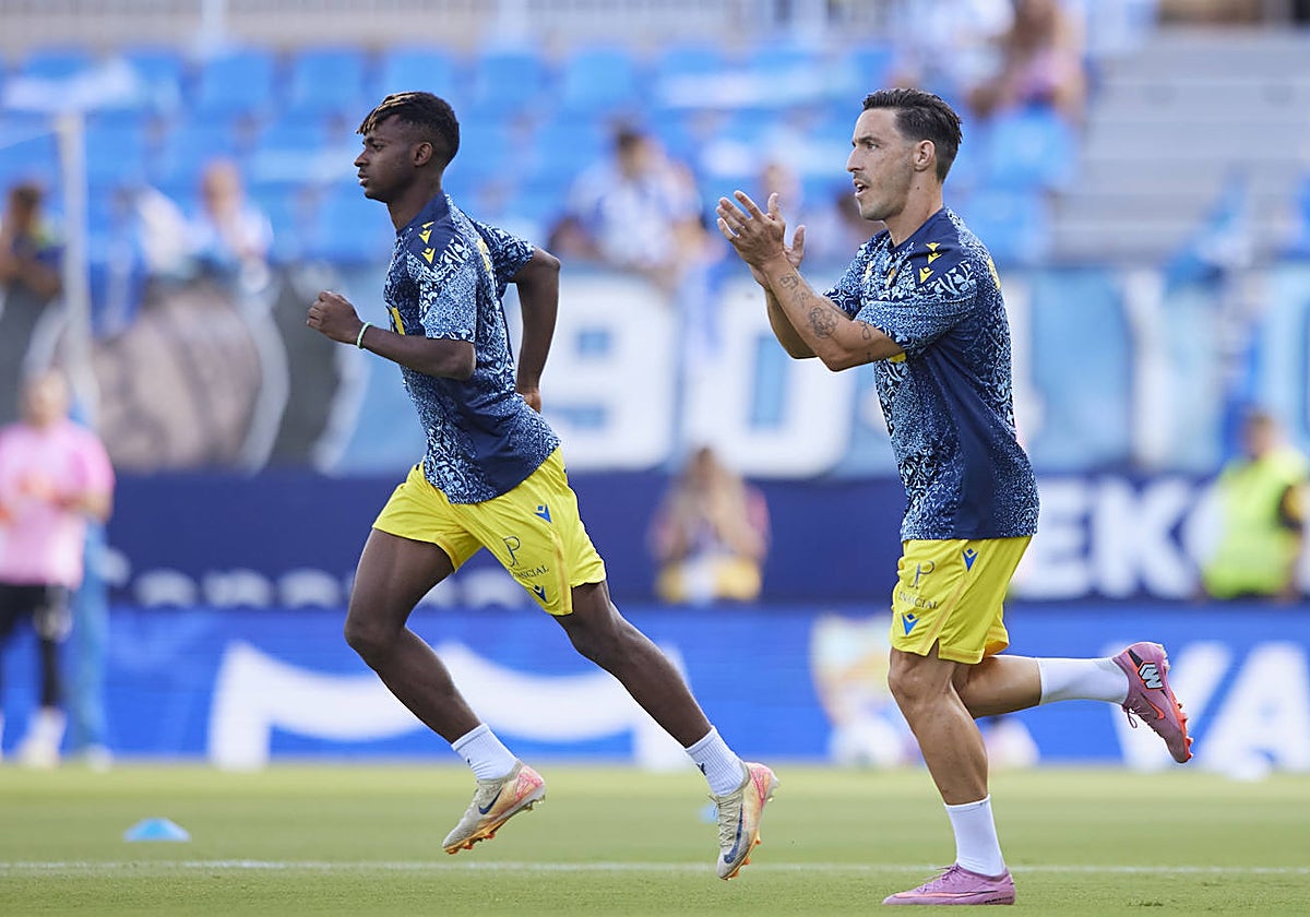 Iza comenzó a conectar con los cadistas de la grada desde el calentamiento.