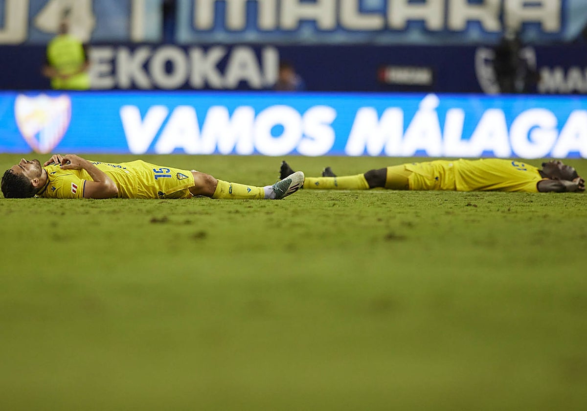 Mario Climent y Moussa Diakité acabaron exhaustos en La Rosaleda.