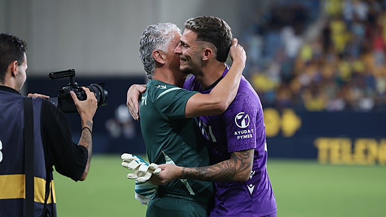 Víctor Aznar se abraza con José Manuel Santisteban, entrenador de porteros del Cádiz CF, al finalizar el Trofeo Carranza.