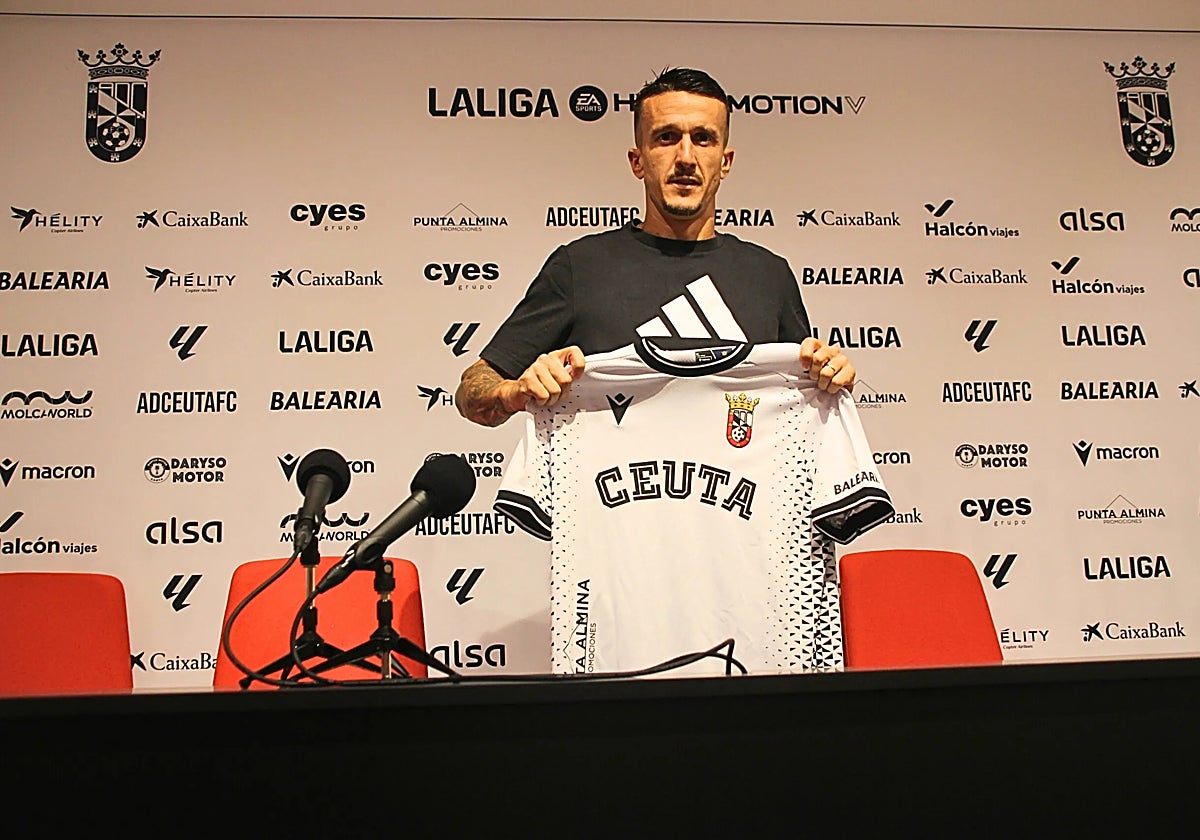 Salvi, en su presentación como jugador del Ceuta.