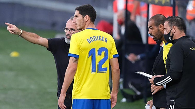 Yann Bodiger recibe las instrucciones de Álvaro Cervera, quien fue su entrenador en el Cádiz CF.