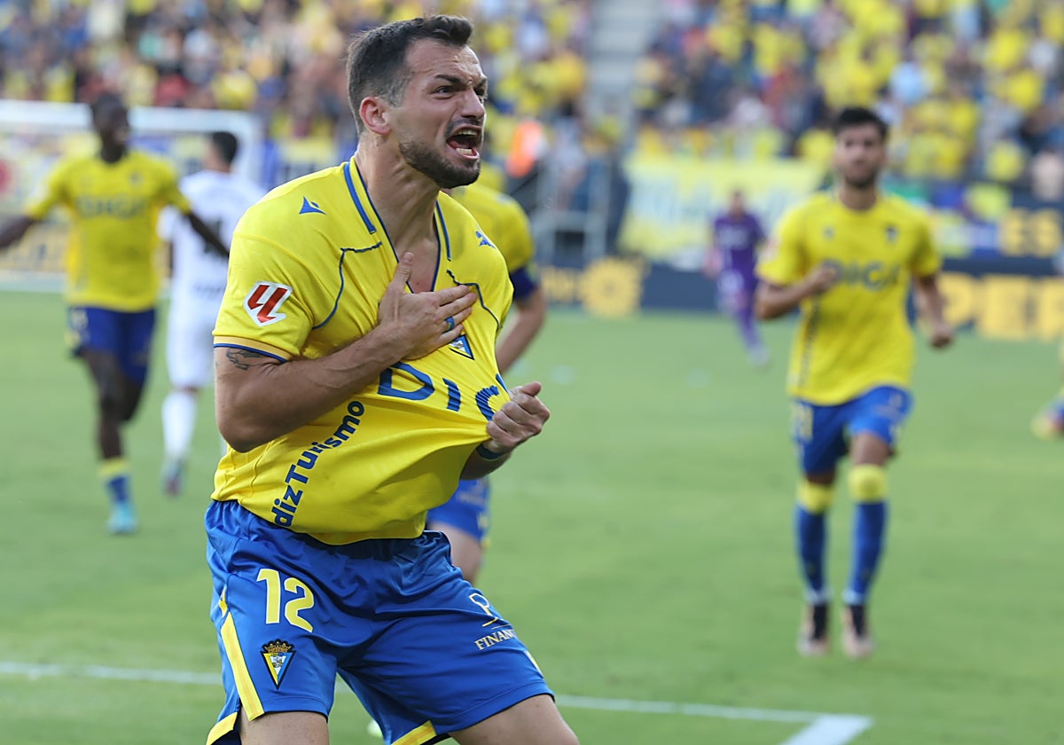 El Cádiz CF puede terminar la jornada al frente de la clasificación y sin compañía.