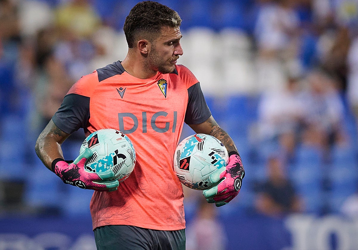 Víctor Aznar es el guardián en la portería del Cádiz CF.