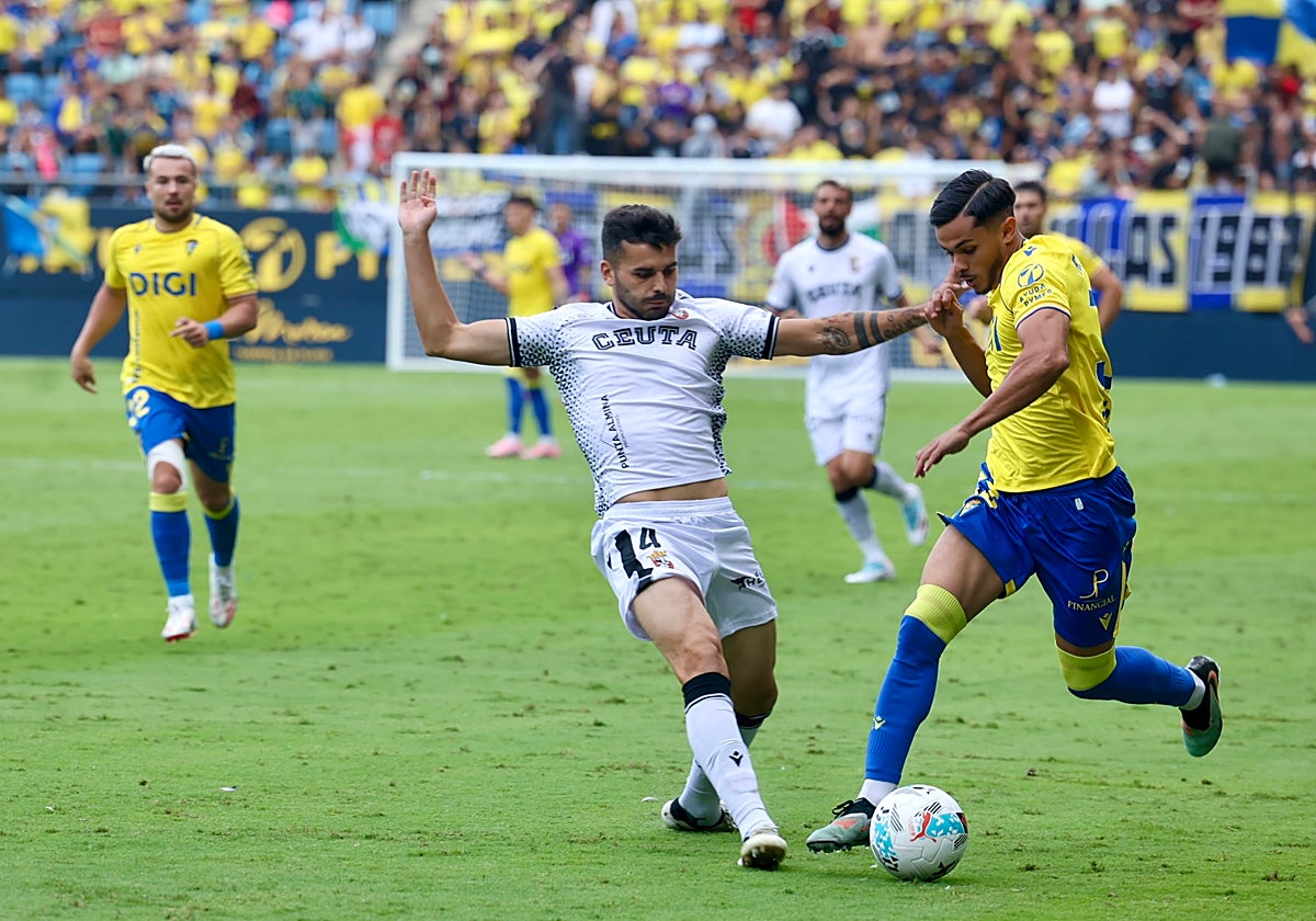 Rául Pereira se estrenó con el Cádiz CF en LaLiga Hypermotion.