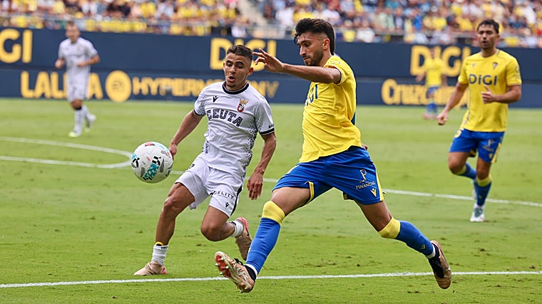 Raúl Pereira relevó en la recta final del Cádiz - Ceuta a Mario Climent.