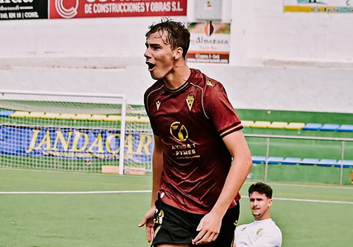 Jose González celebra su doblete al Conil.