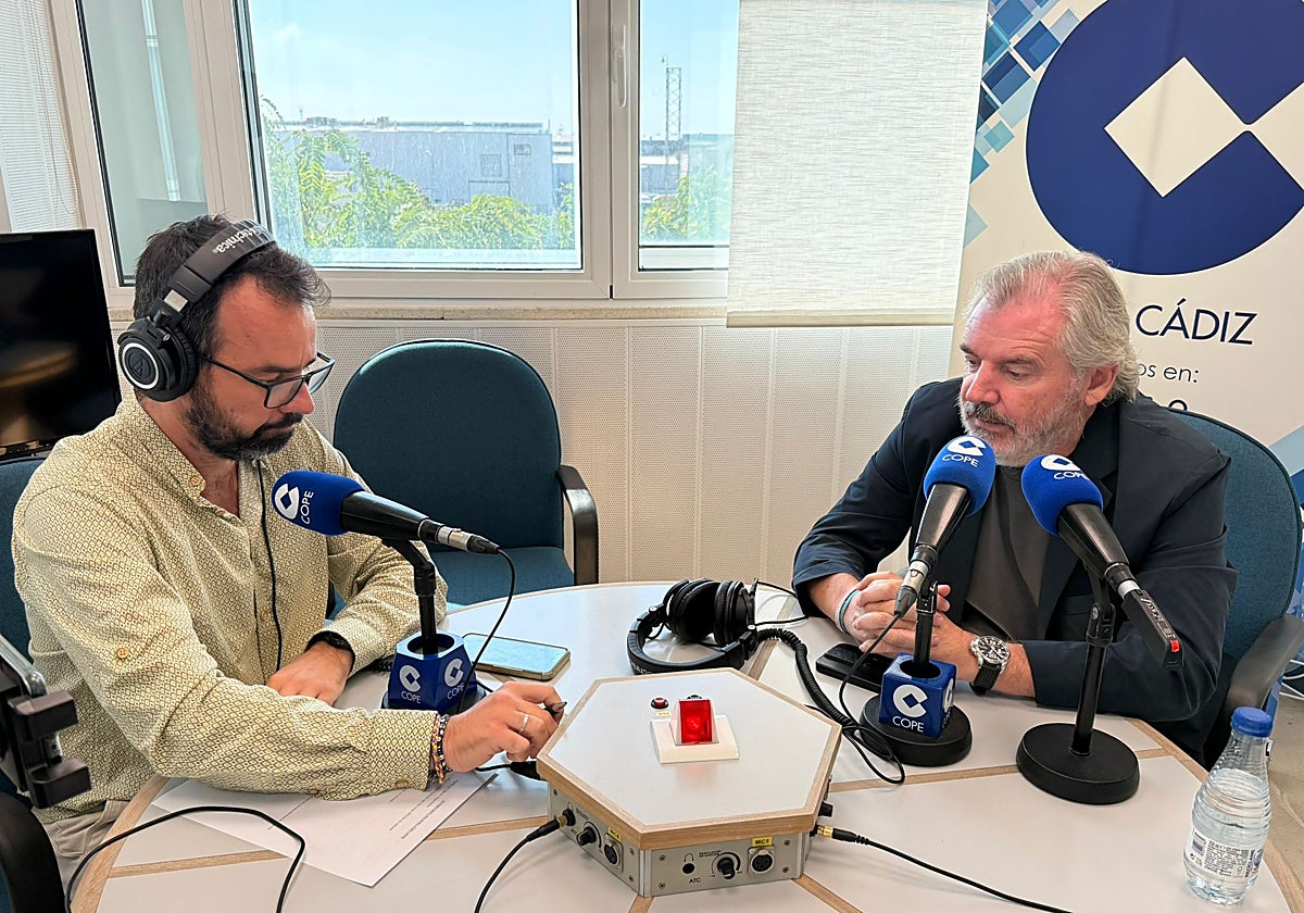 Vizcaíno atiende a Rubén López, de Deportes Cope Cádiz.