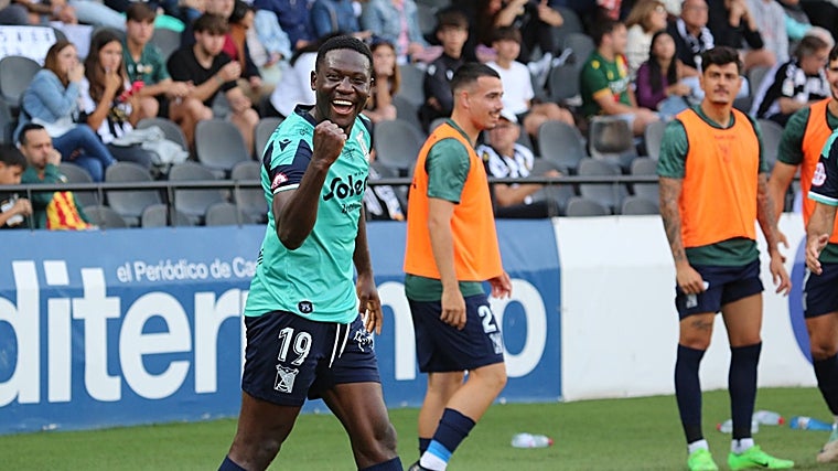 Paquito Mwepu ha vuelto al Atlético Sanluqueño, donde hizo historia, para recuperarse de su grave lesión.