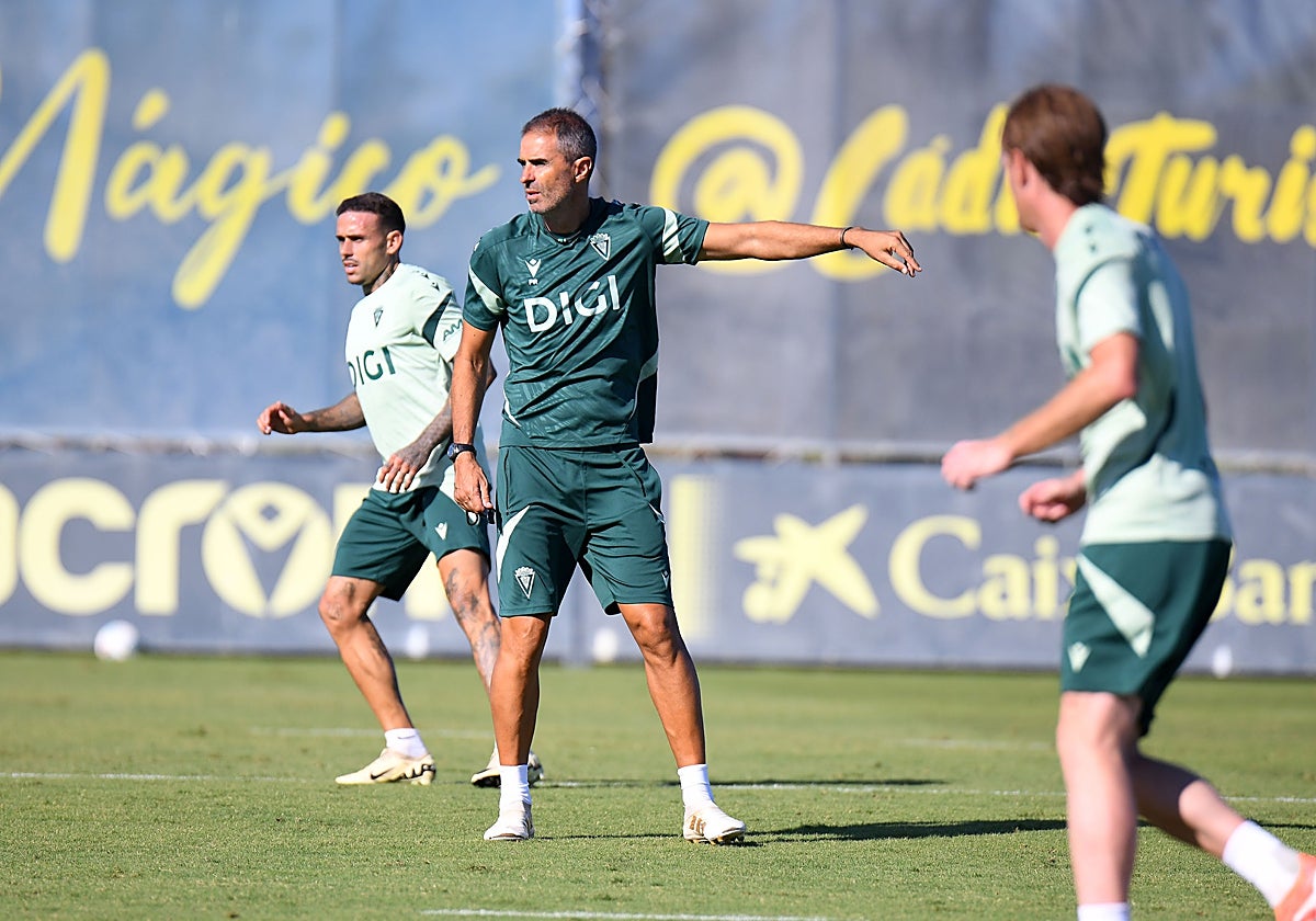 Gaizka Garitano, entre Roger y Álex.