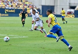 A Raúl Pereira se le abre la puerta de la titularidad en el Cádiz CF