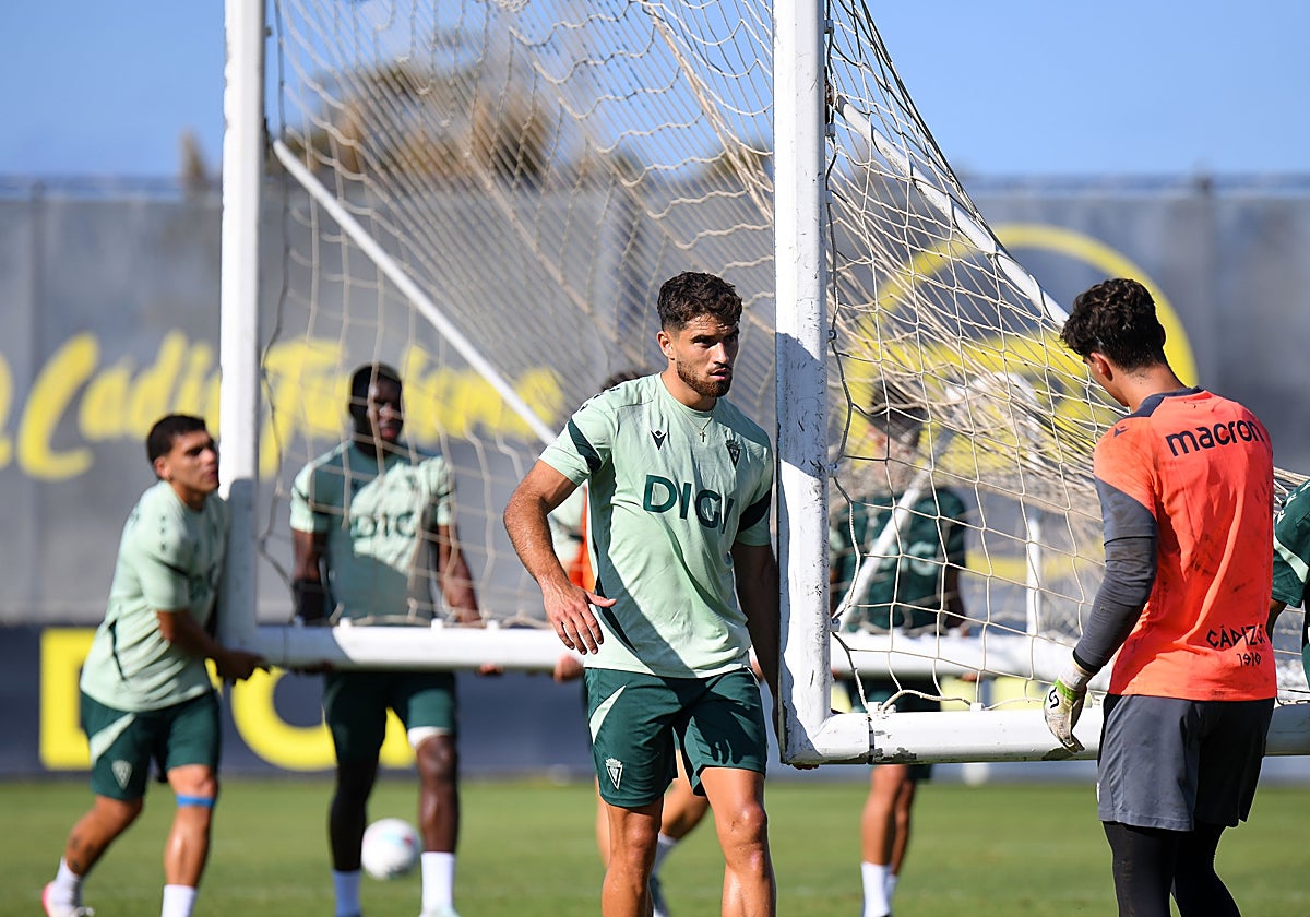 Los jugadores del Cádiz CF trasladan una portería.