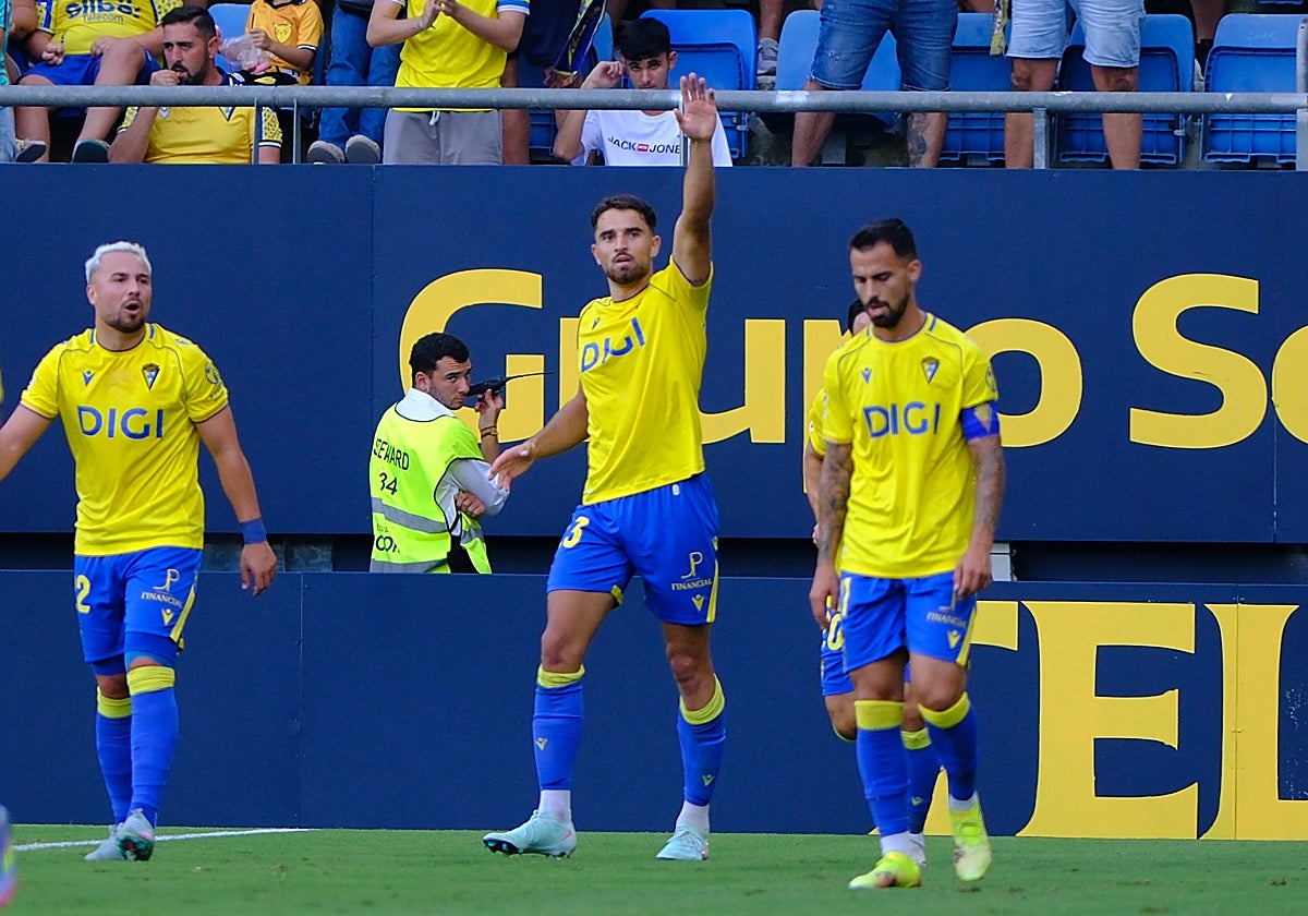 García Pascual, entre Ontiveros y Suso, en la primera jornada de Liga.