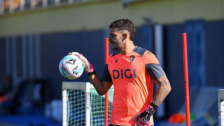 El Cádiz CF fichó a Víctor Aznar a través de una red social de contactos