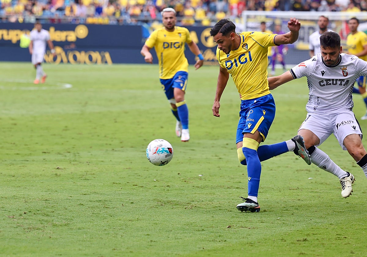 Raúl Pereira es titular en el Cádiz CF ante el Huesca.
