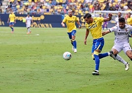 Alineaciones oficiales del Cádiz - Huesca de La Liga Hypermotion 2025-2026 hoy: onces y banquillo de suplentes