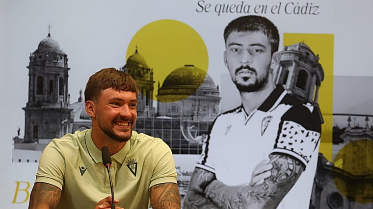 Bojan Kovacevic es un líder en la defensa del Cádiz CF.