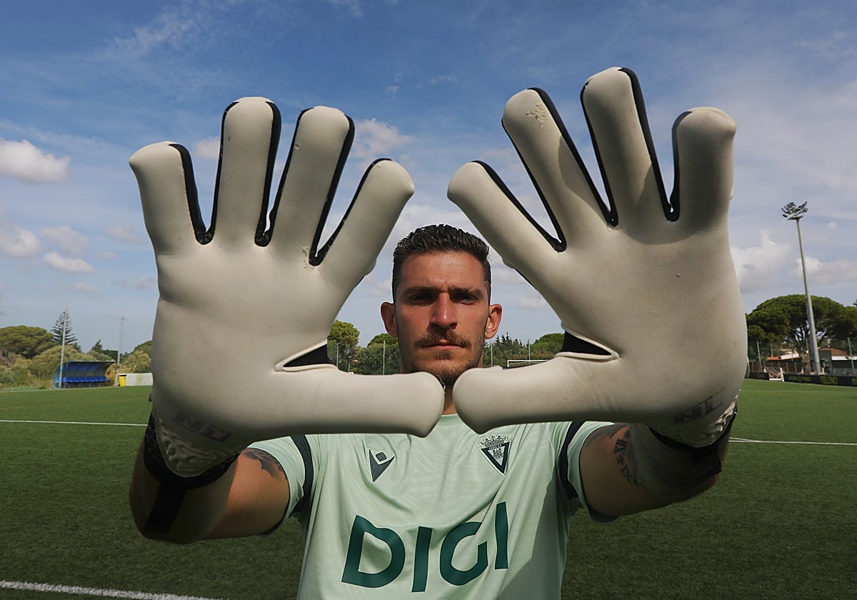 Víctor Aznar, guardameta del Cádiz CF.