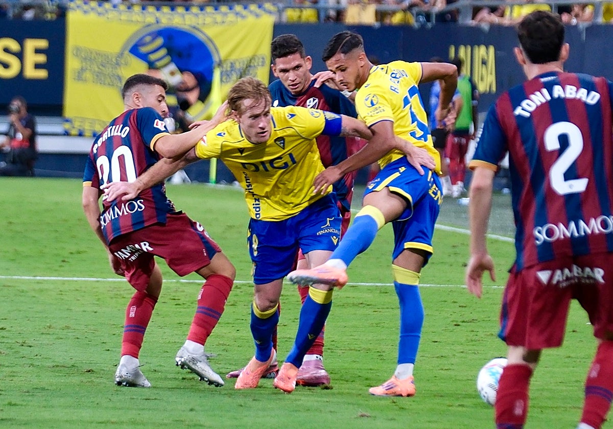 El veterano Álex y el joven Raúl Pereira fueron titulares ante el Huesca.