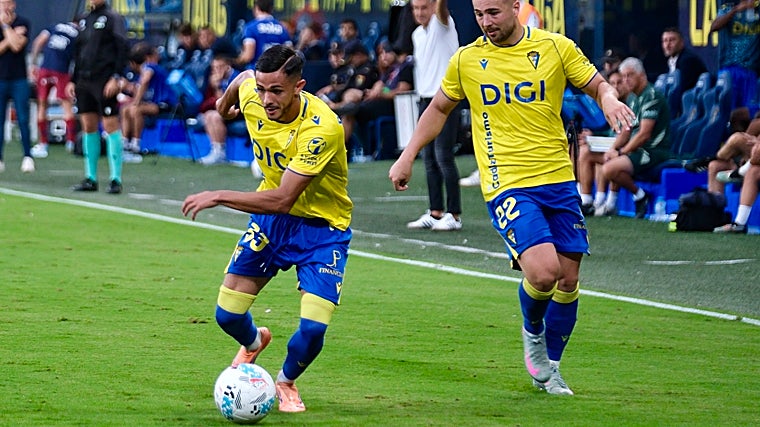 Raúl Pereira y Ontiveros se complementaron en la banda izquierda.