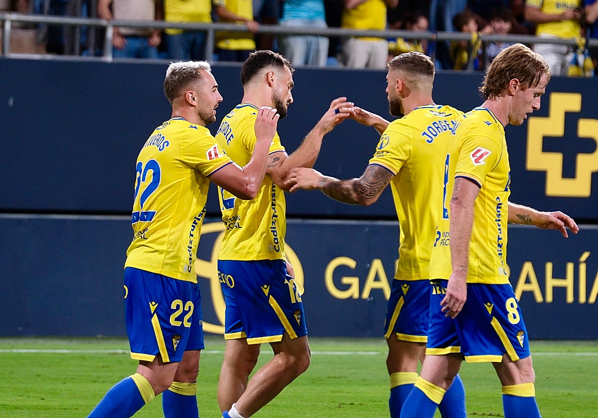 Los jugadores del Cádiz CF celebran un gol.
