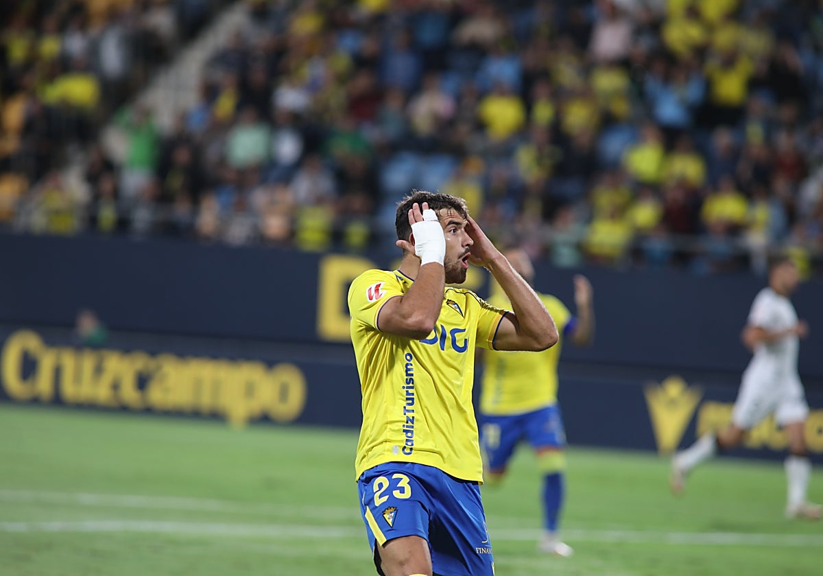 García Pascual se lamenta tras no marcar con un disparo cruzado.