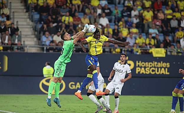 Dawda Camara fue protagonista ante el Burgos en el gol anulado al Cádiz.