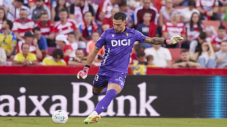 Víctor Aznar ha sido titular en todos los encuentros ligueros esta temporada con el Cádiz CF.