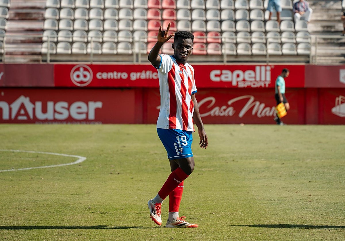 Obeng celebra el tanto con la camiseta del Algeciras CF