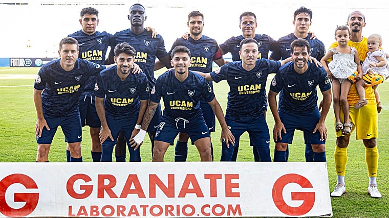 Once titular del UCAM Murcia en su cita ante el Estepona (2-0).