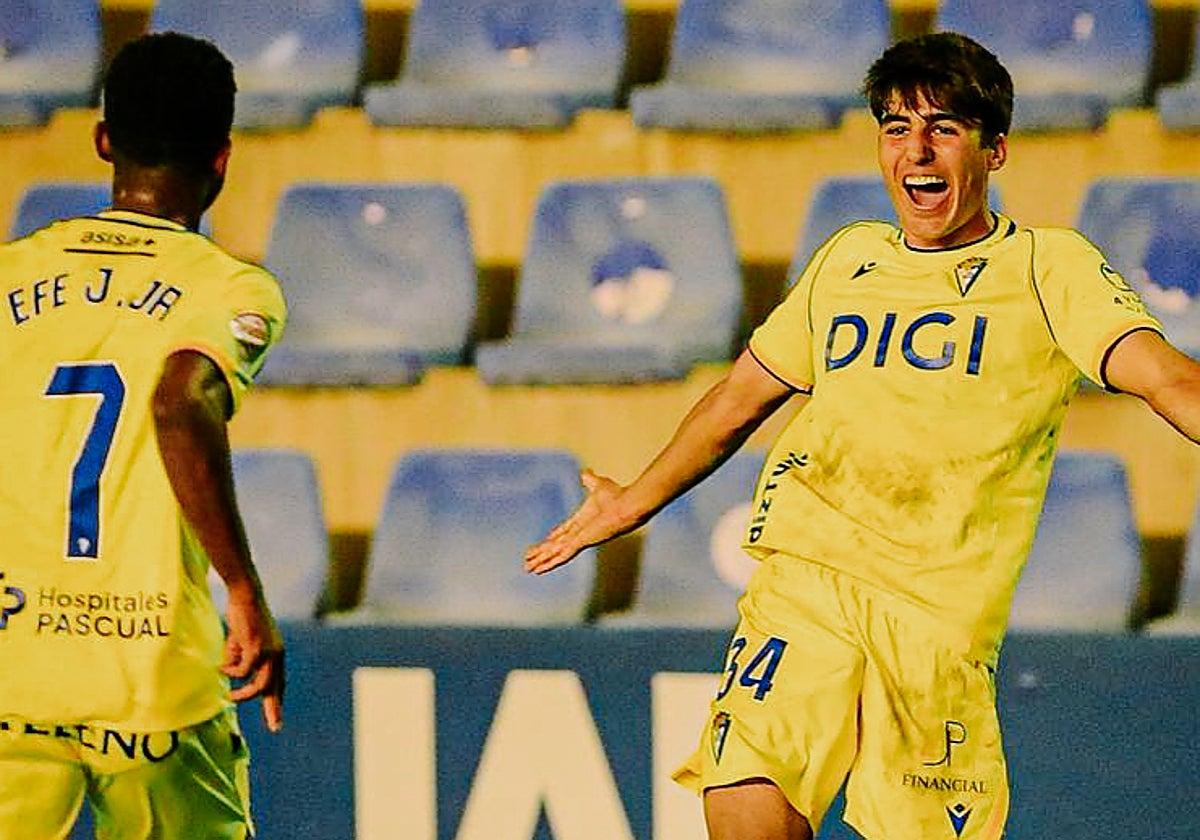 Juan Díaz celebra con Efe Aghama su gol copero al UCAM.