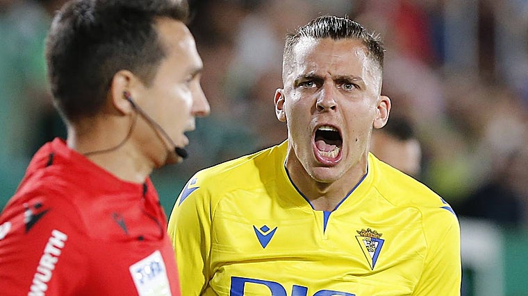 Iván Alejo durante su etapa en el Cádiz CF.