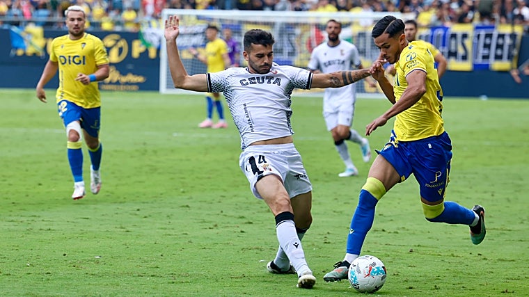 Raúl Pereira durante el Cádiz - Ceuta esta temporada.