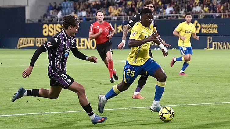 Alfred Caicedo, el relevo natural de Iza, ya está de vuelta en el Cádiz CF