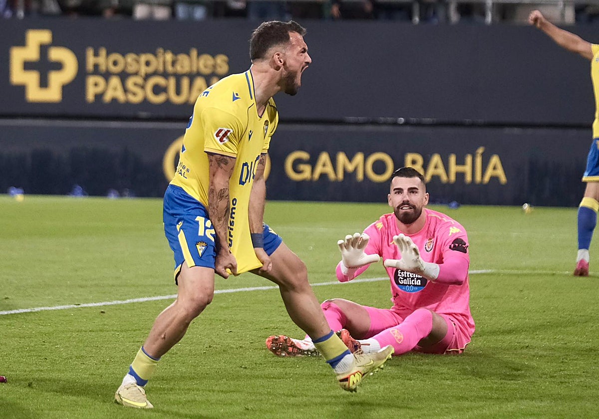 Tabatadze celebrando el gol posteriormente anulado