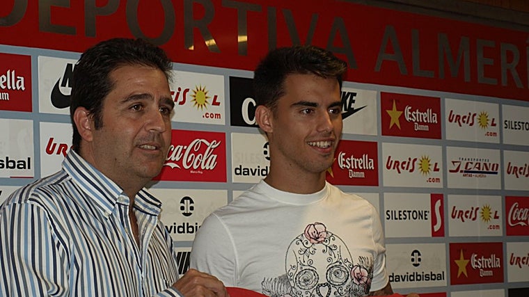 Alberto Benito y Suso durante la presentación del jugador gaditano con la UD Almería.