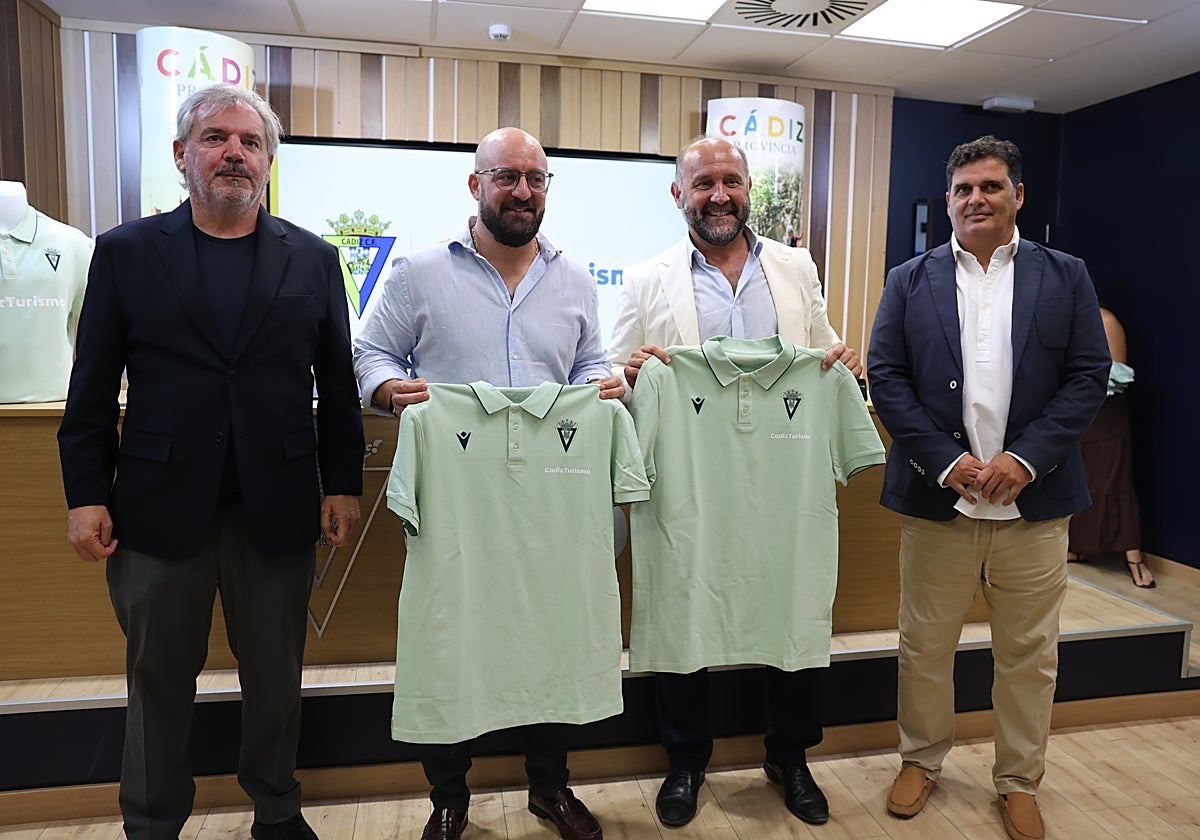 Rafael Contreras, vicepresidente del Cádiz CF, a la derecha en la imagen.