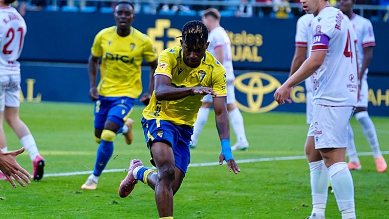 Efe Aghama marcó el gol del Cádiz CF.