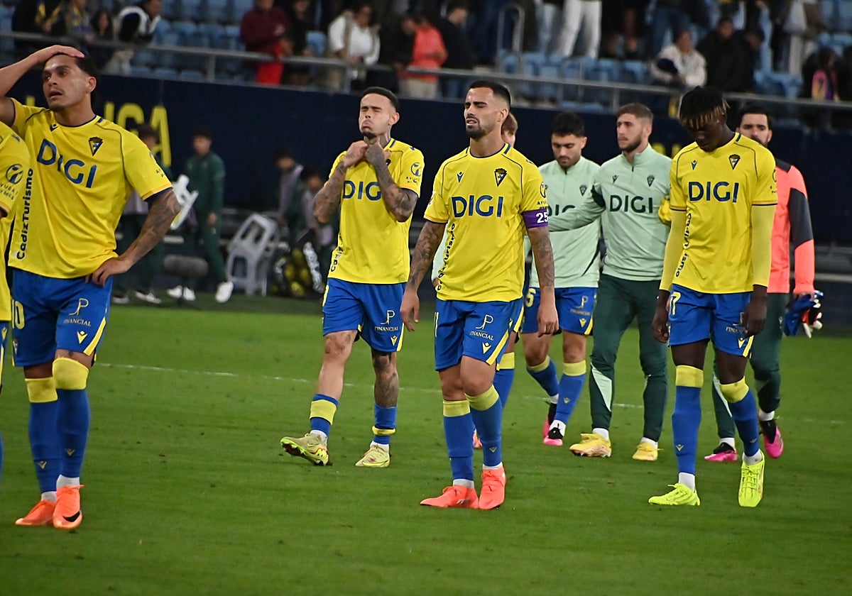 Los jugadores del Cádiz, tras la derrota ante la Cultural.
